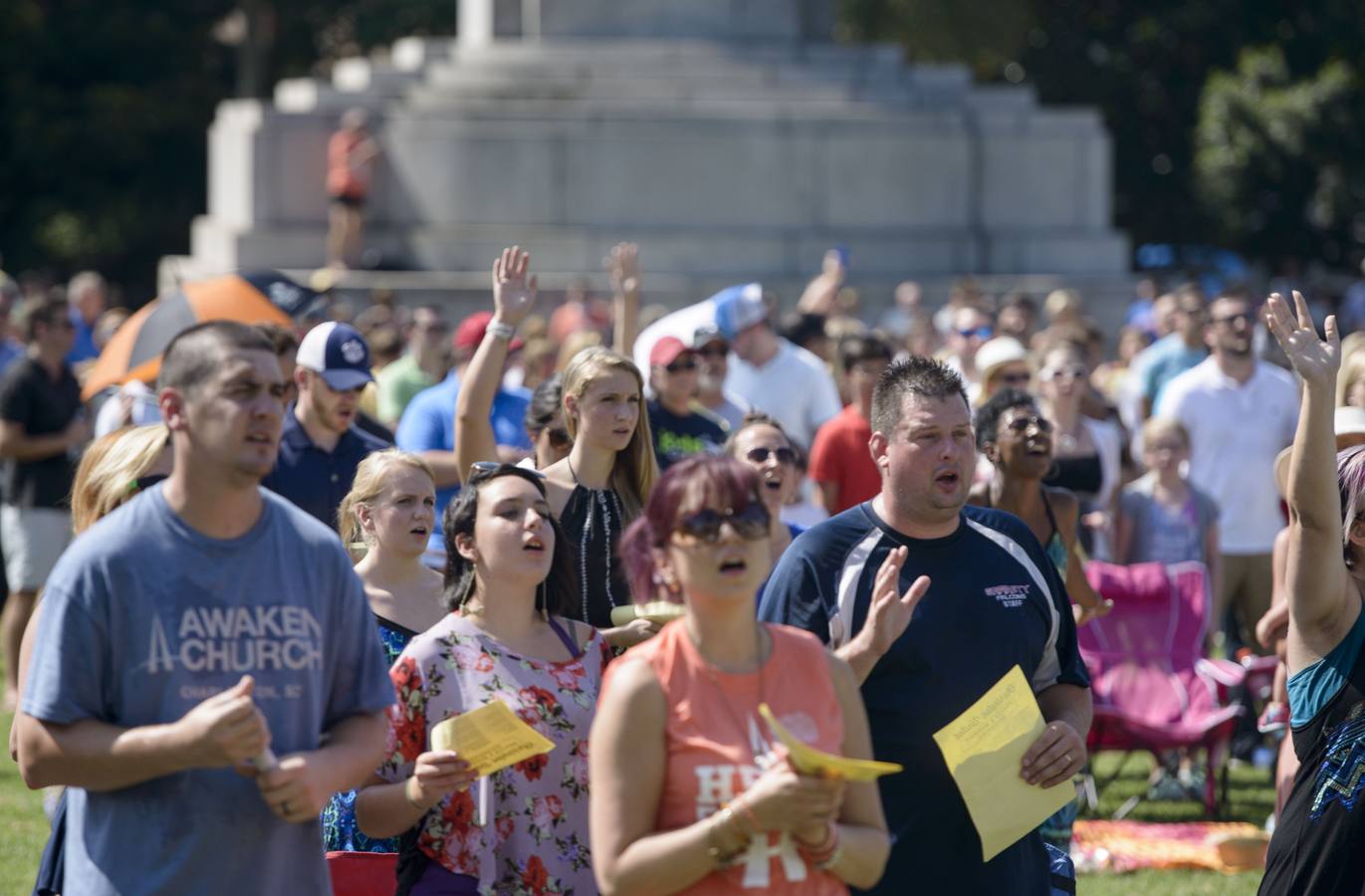 Multitudinaria ceremonia en la iglesia de Charleston, tras la matanza