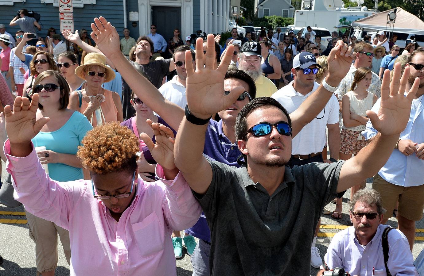 Multitudinaria ceremonia en la iglesia de Charleston, tras la matanza