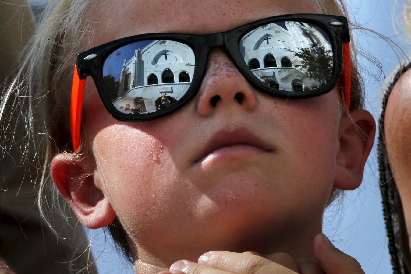 Multitudinaria ceremonia en la iglesia de Charleston, tras la matanza