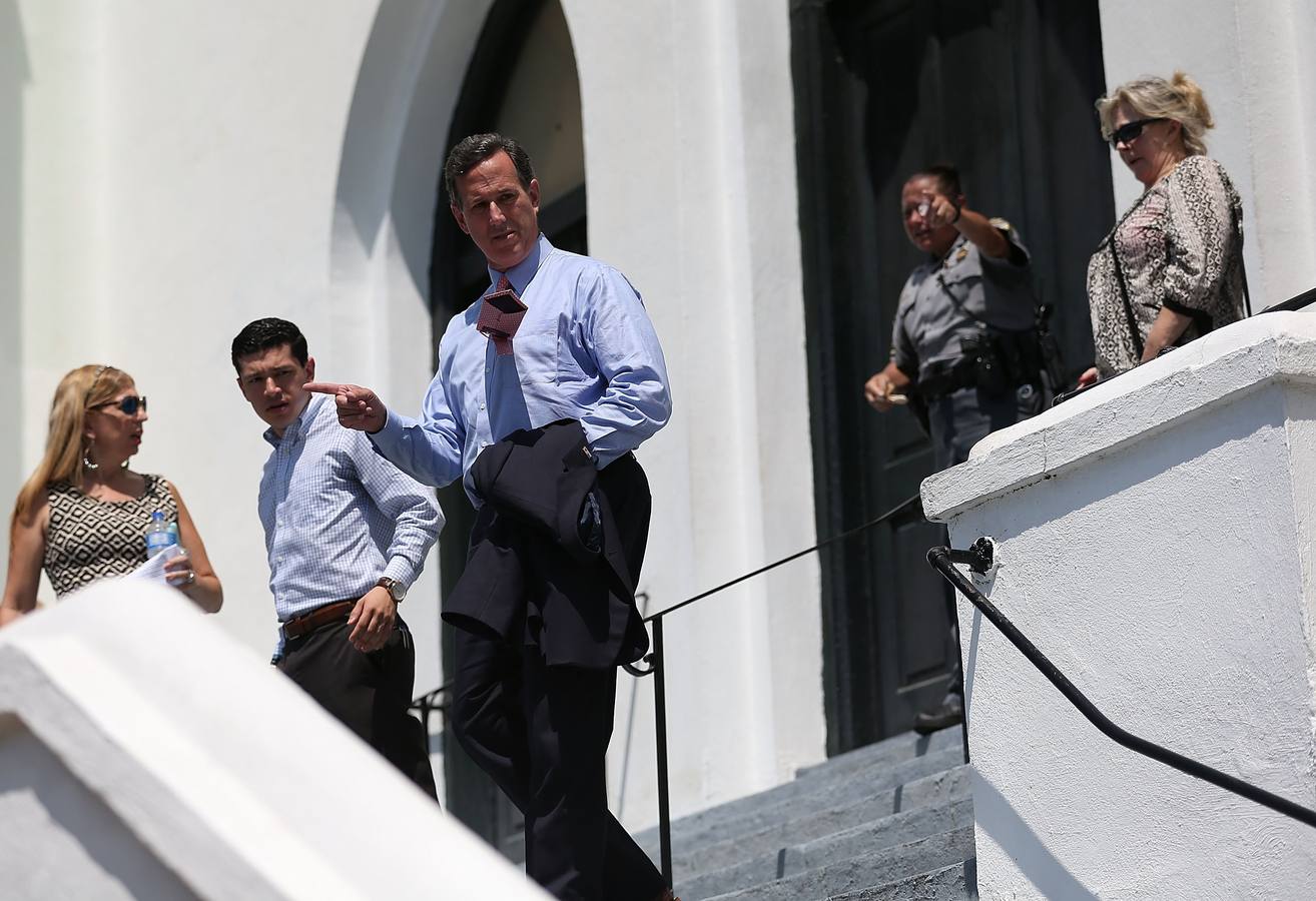 Multitudinaria ceremonia en la iglesia de Charleston, tras la matanza