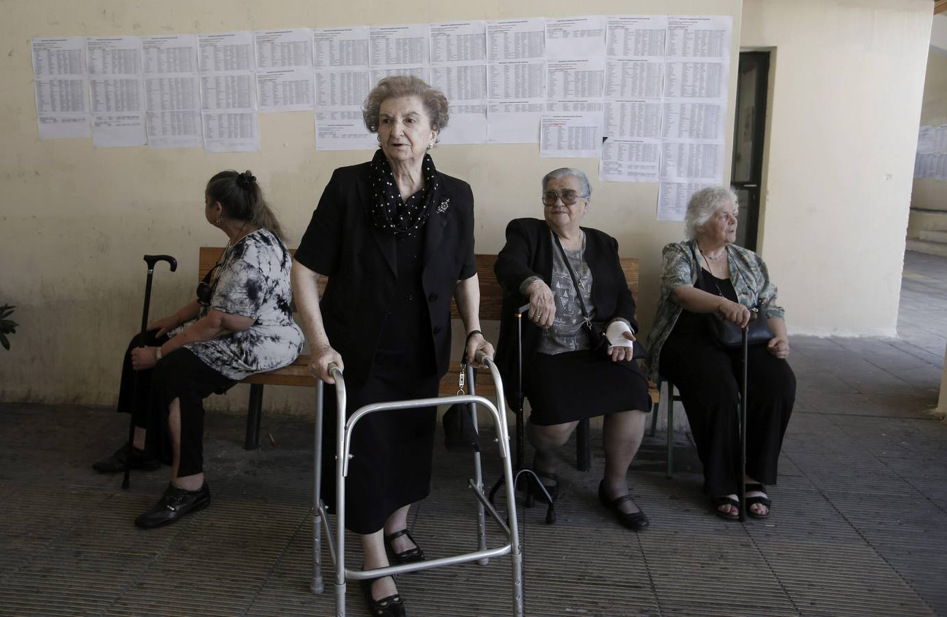 Personas de avanzada edad acudieron a votar.