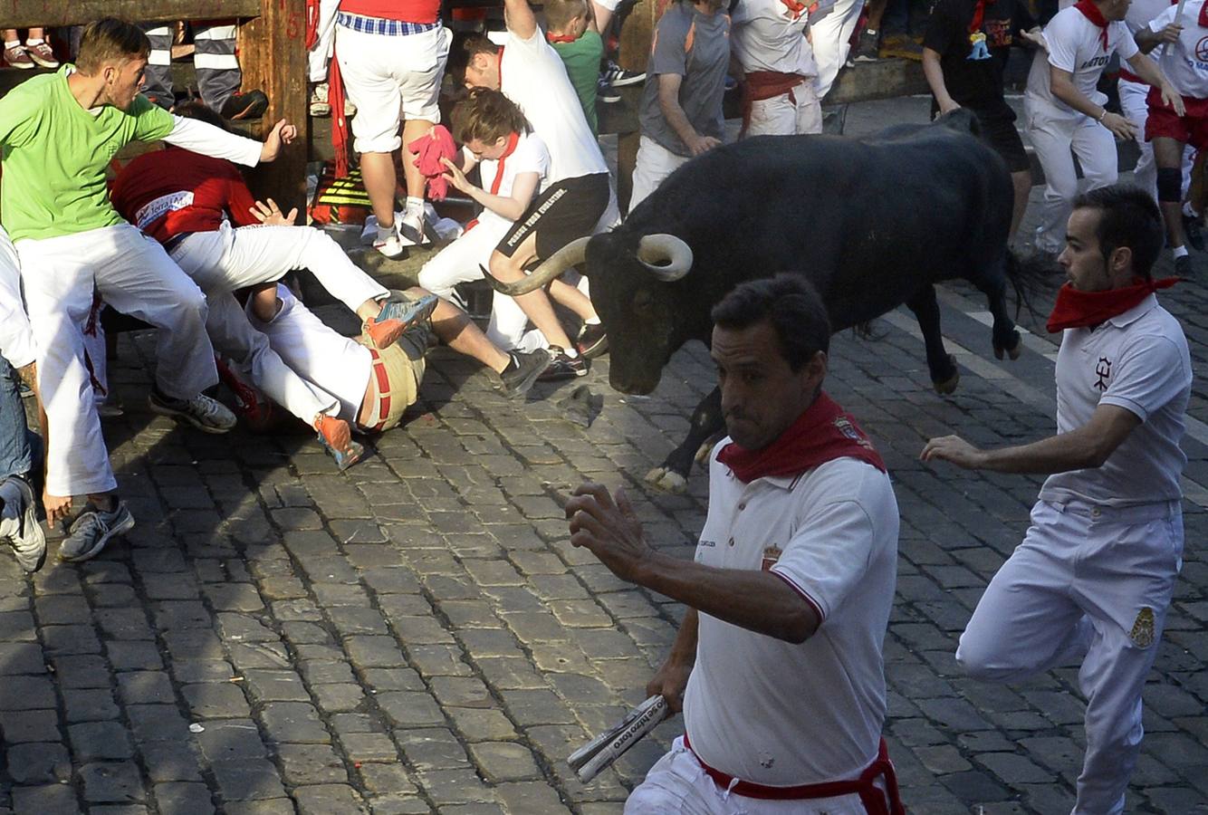 Un toro adelantado siembra el peligro en el tercer encierro