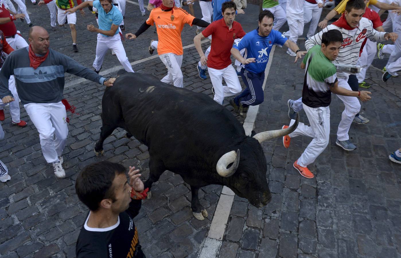 Un toro adelantado siembra el peligro en el tercer encierro