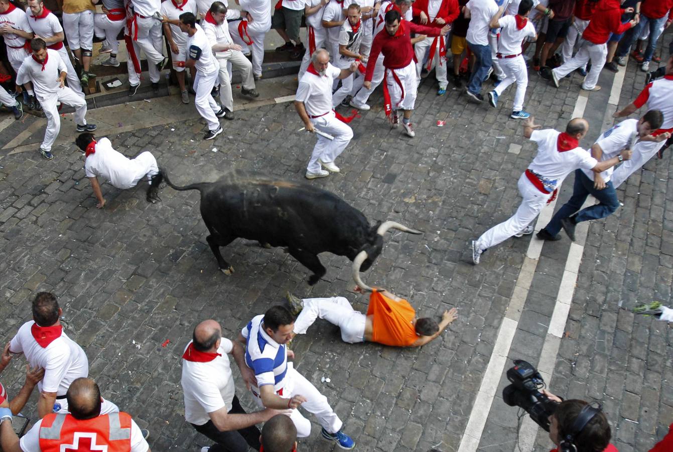 Un toro adelantado siembra el peligro en el tercer encierro