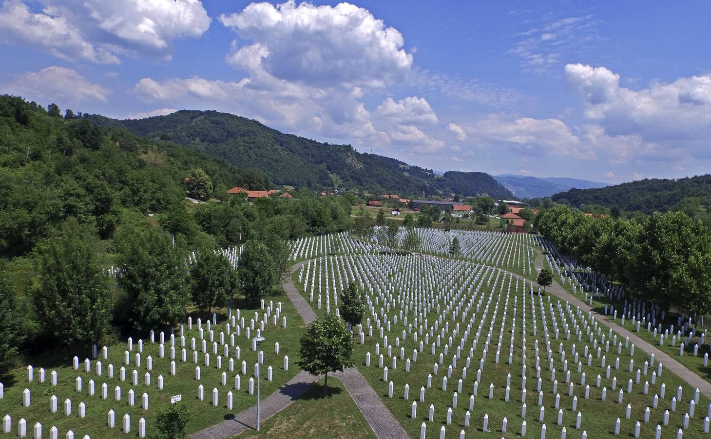 Familiares recuerdan víctimas de la masacre de Srebrenica