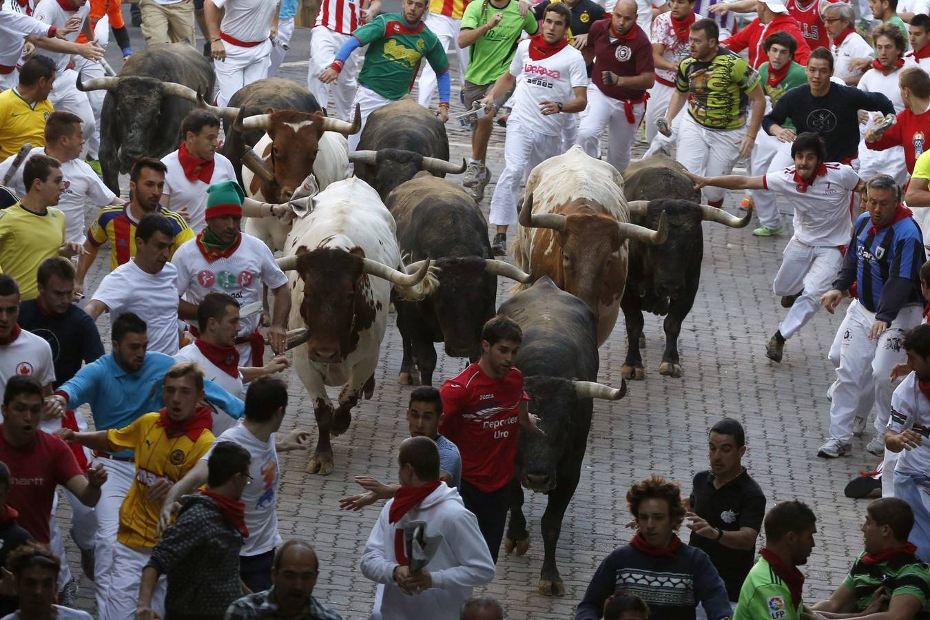 Los mozos evitan el ataque de los toros.