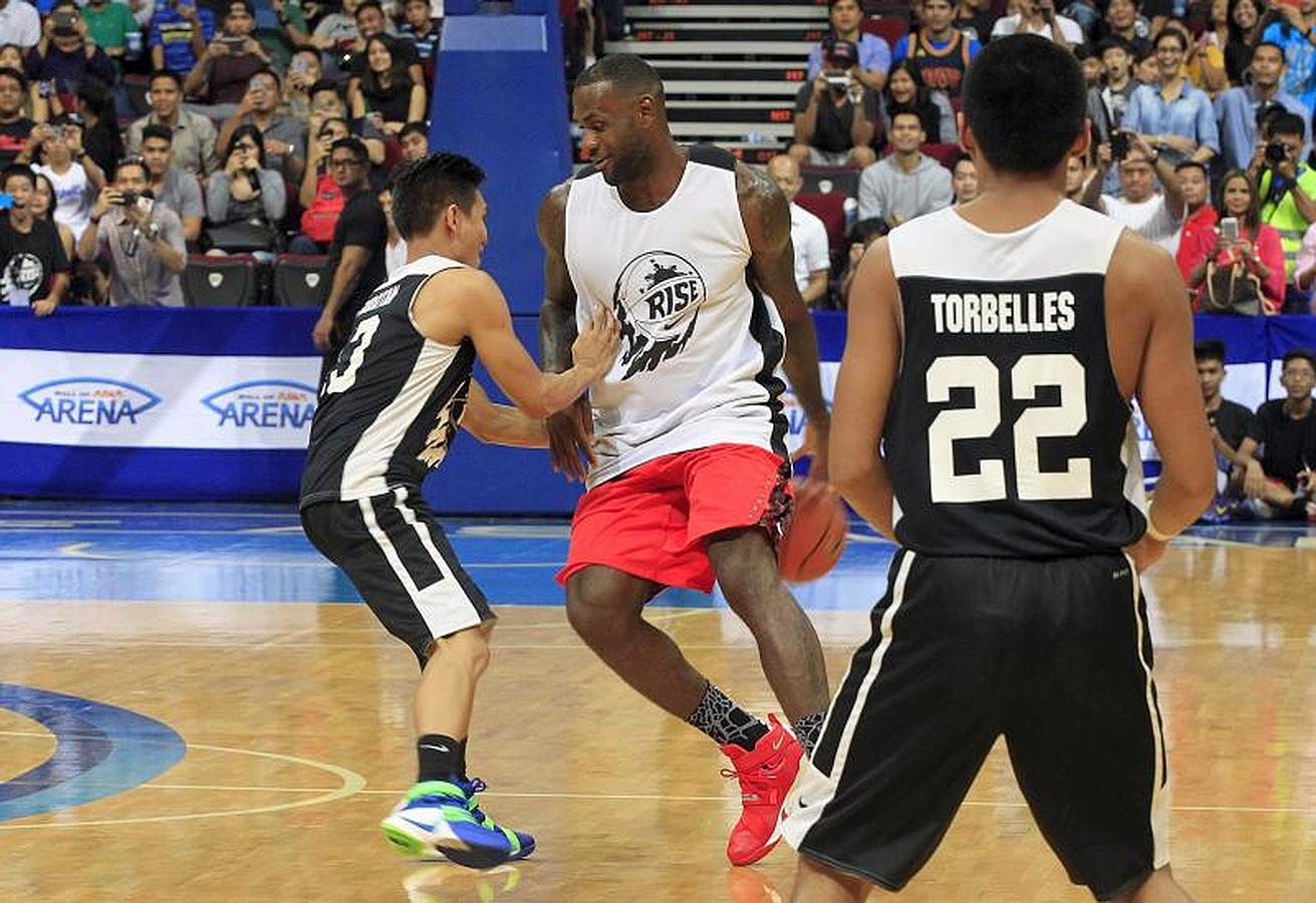 LeBron se exhibe en Manila