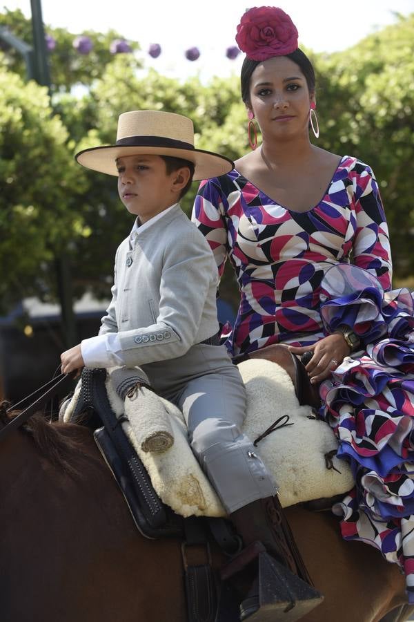 Fotos del ambiente en el Real de la Feria de día el viernes 21