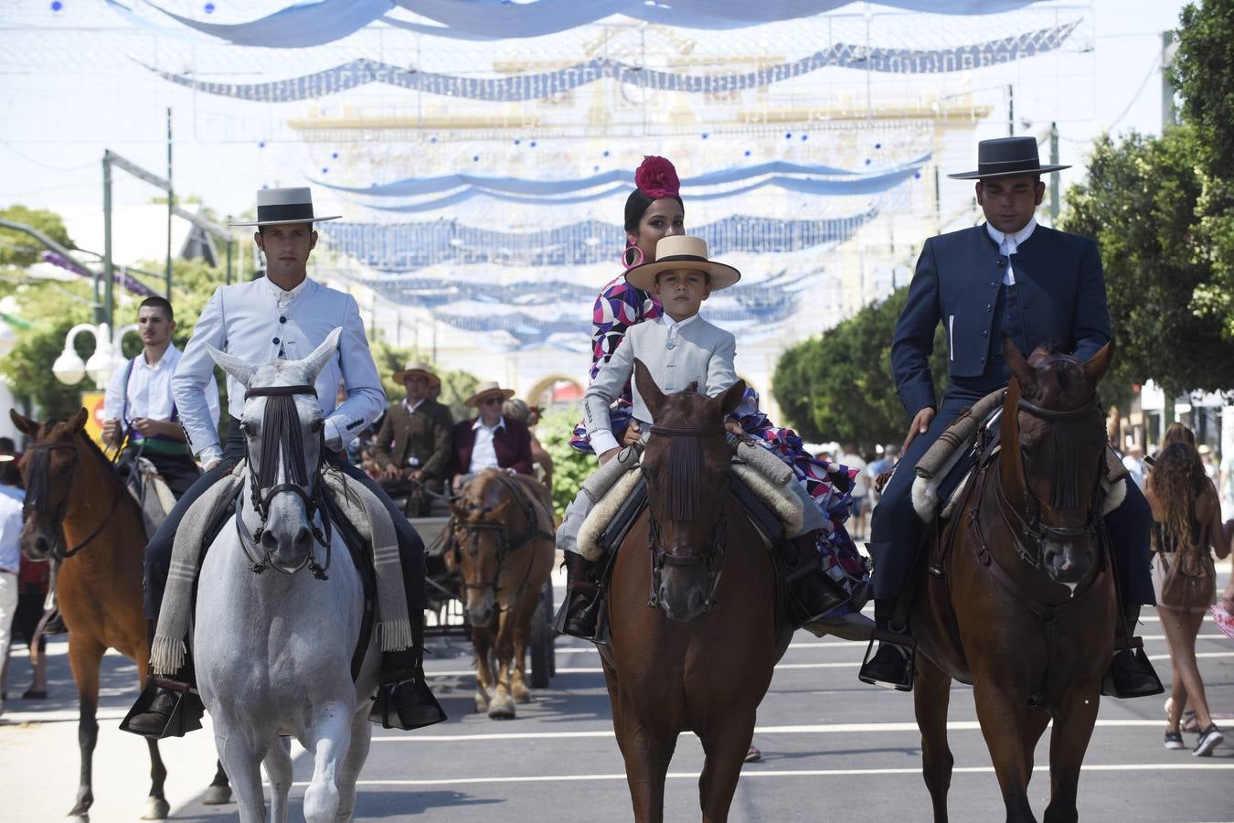 Fotos del ambiente en el Real de la Feria de día el viernes 21