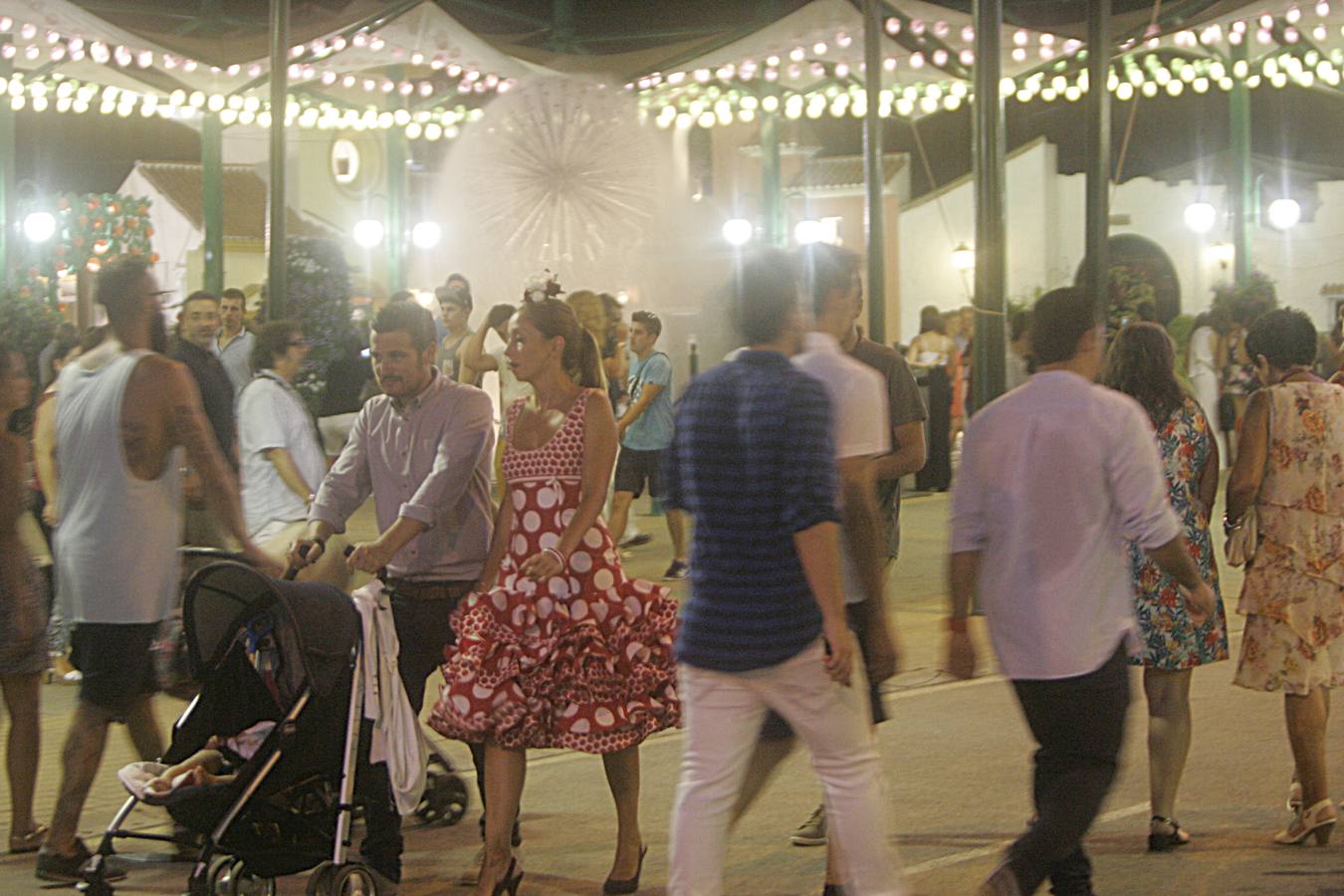 Fotos del ambiente en el Real de la Feria la noche del viernes 21