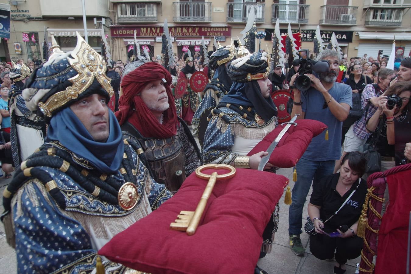 La cabalgata de despedida de la Feria de Málaga, en imágenes