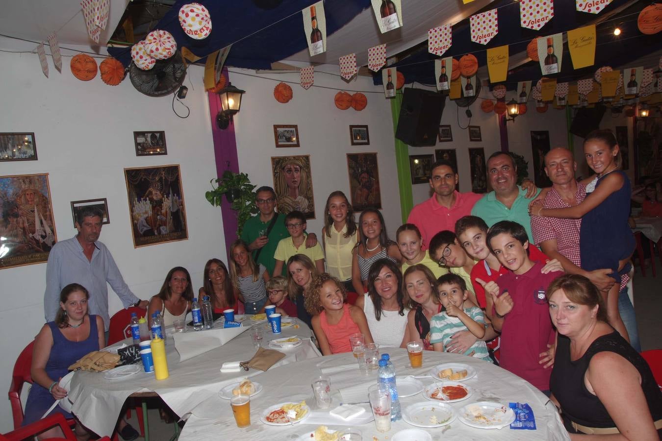 Grupo de feriantes de Málaga ‘Los que siempre están de feria’ en la caseta.