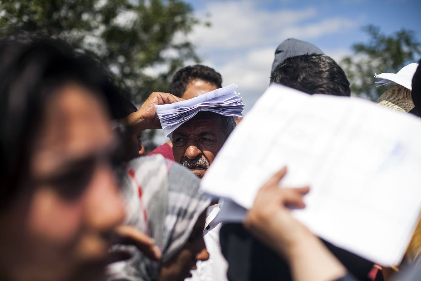 Macedonia deja entrar a cientos de migrantes agolpados en su frontera