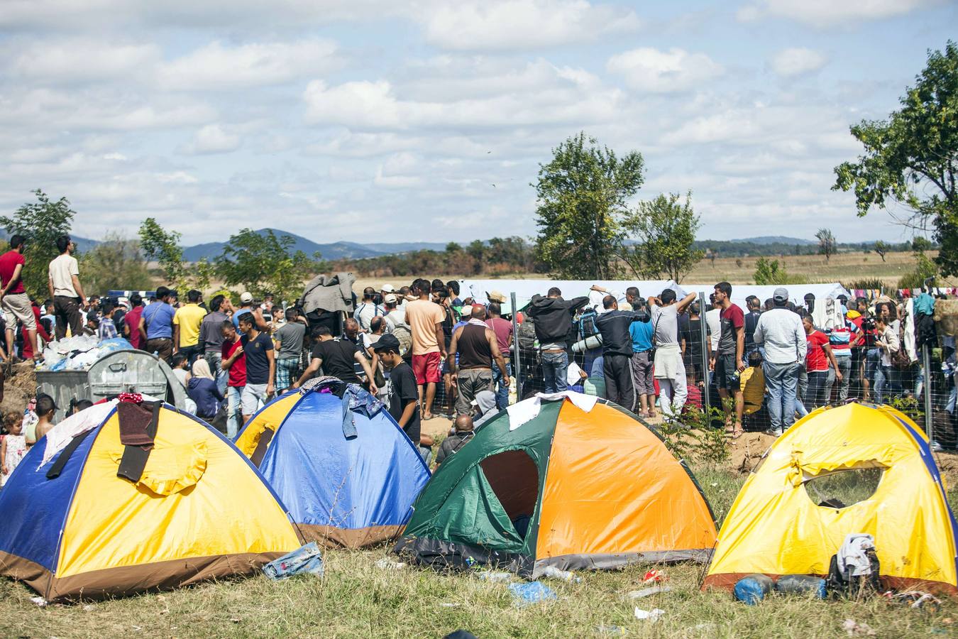 Macedonia deja entrar a cientos de migrantes agolpados en su frontera