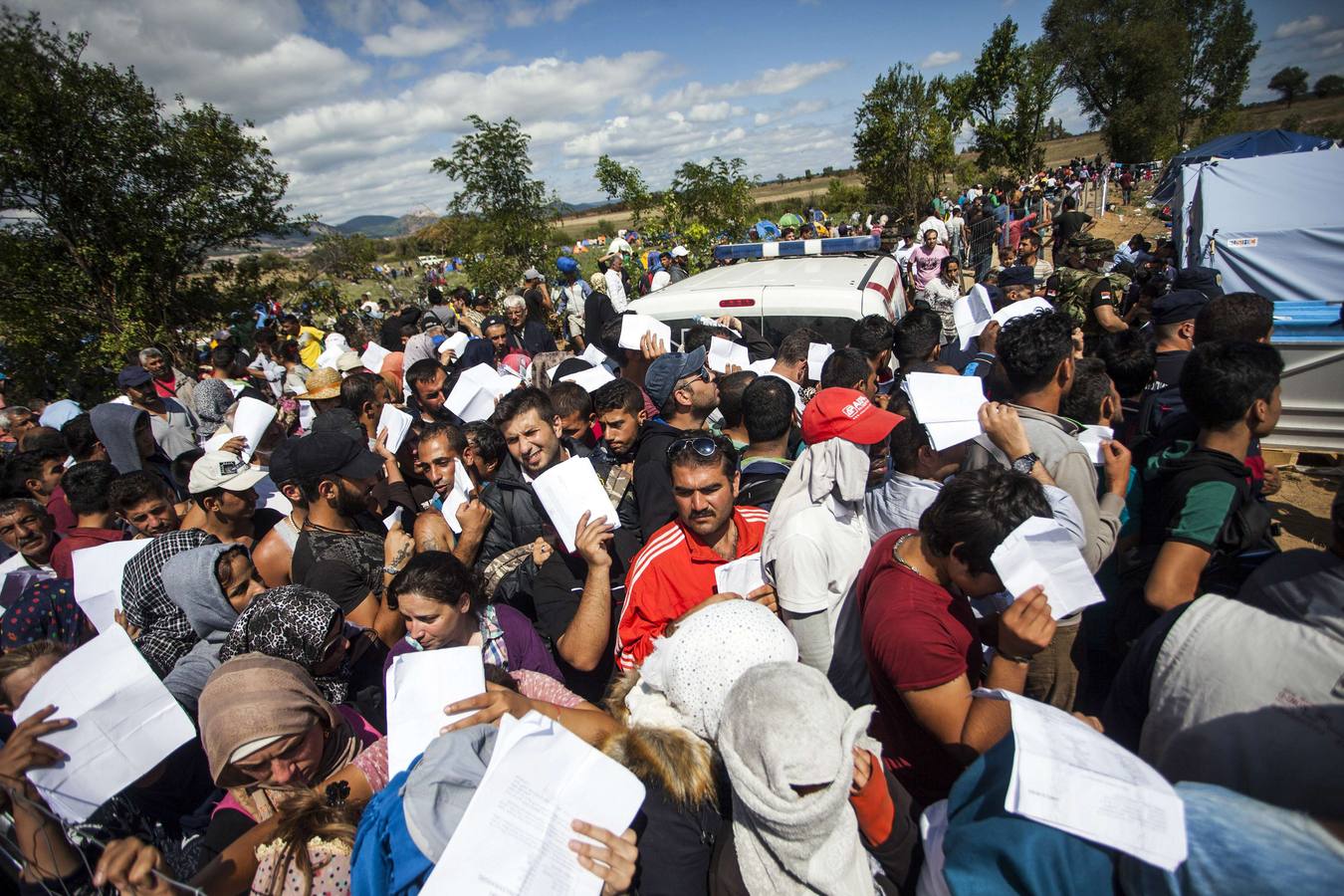 Macedonia deja entrar a cientos de migrantes agolpados en su frontera