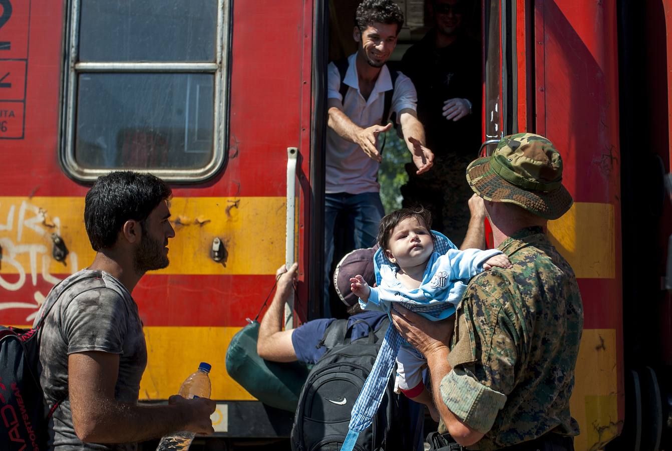 Macedonia deja entrar a cientos de migrantes agolpados en su frontera