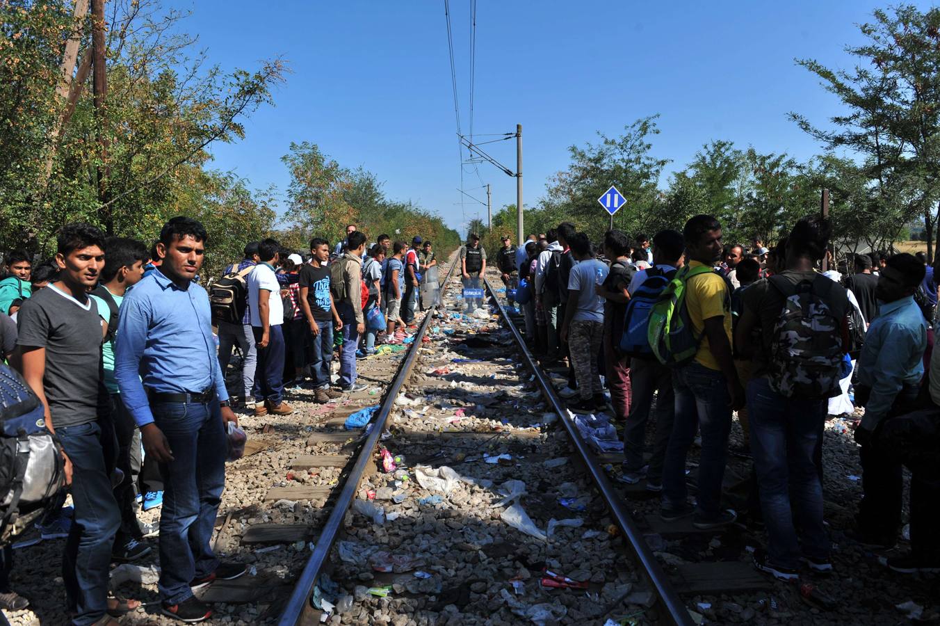 Macedonia deja entrar a cientos de migrantes agolpados en su frontera