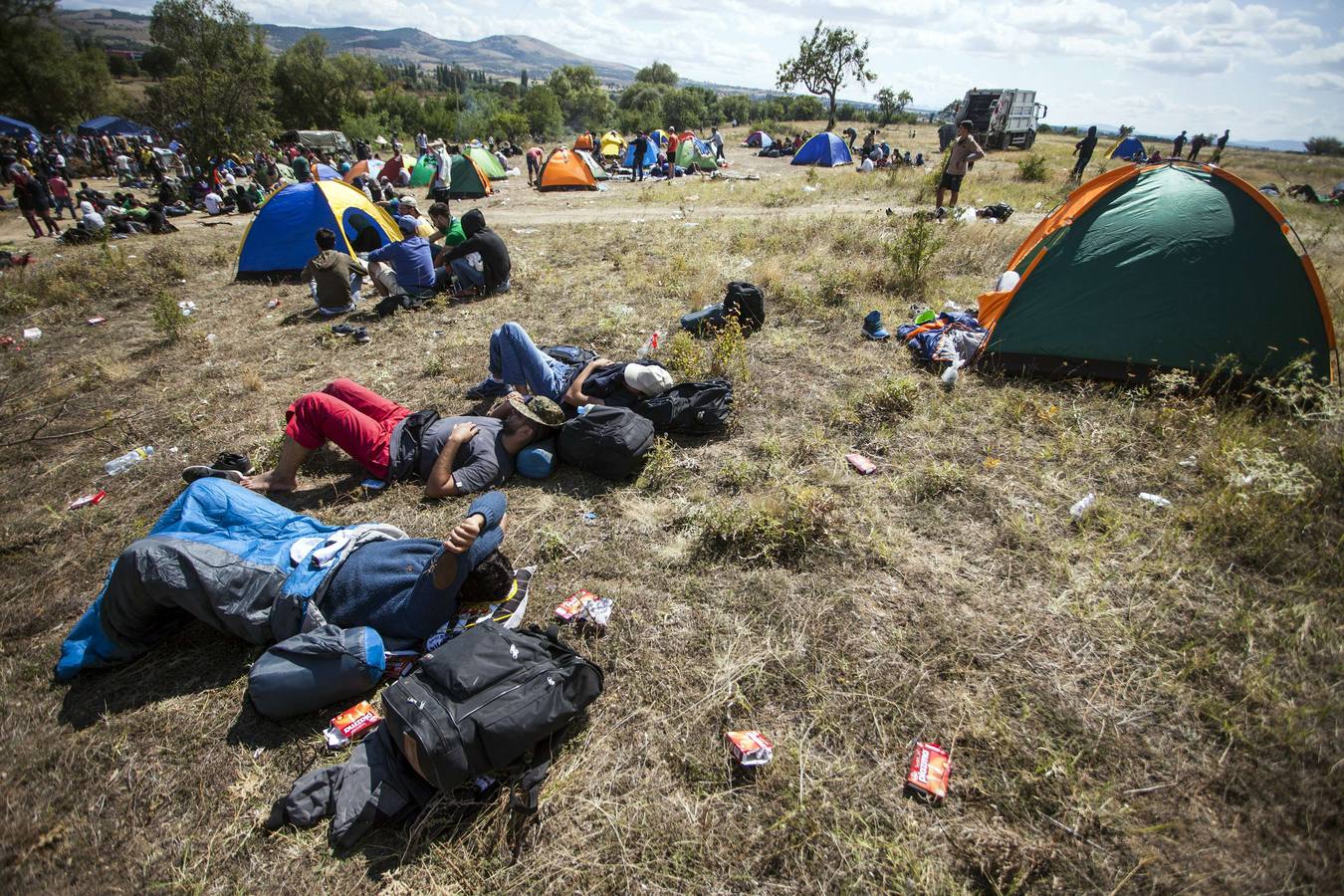 Macedonia deja entrar a cientos de migrantes agolpados en su frontera