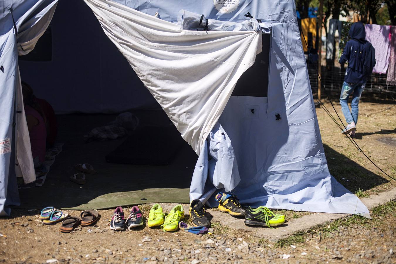 Macedonia deja entrar a cientos de migrantes agolpados en su frontera