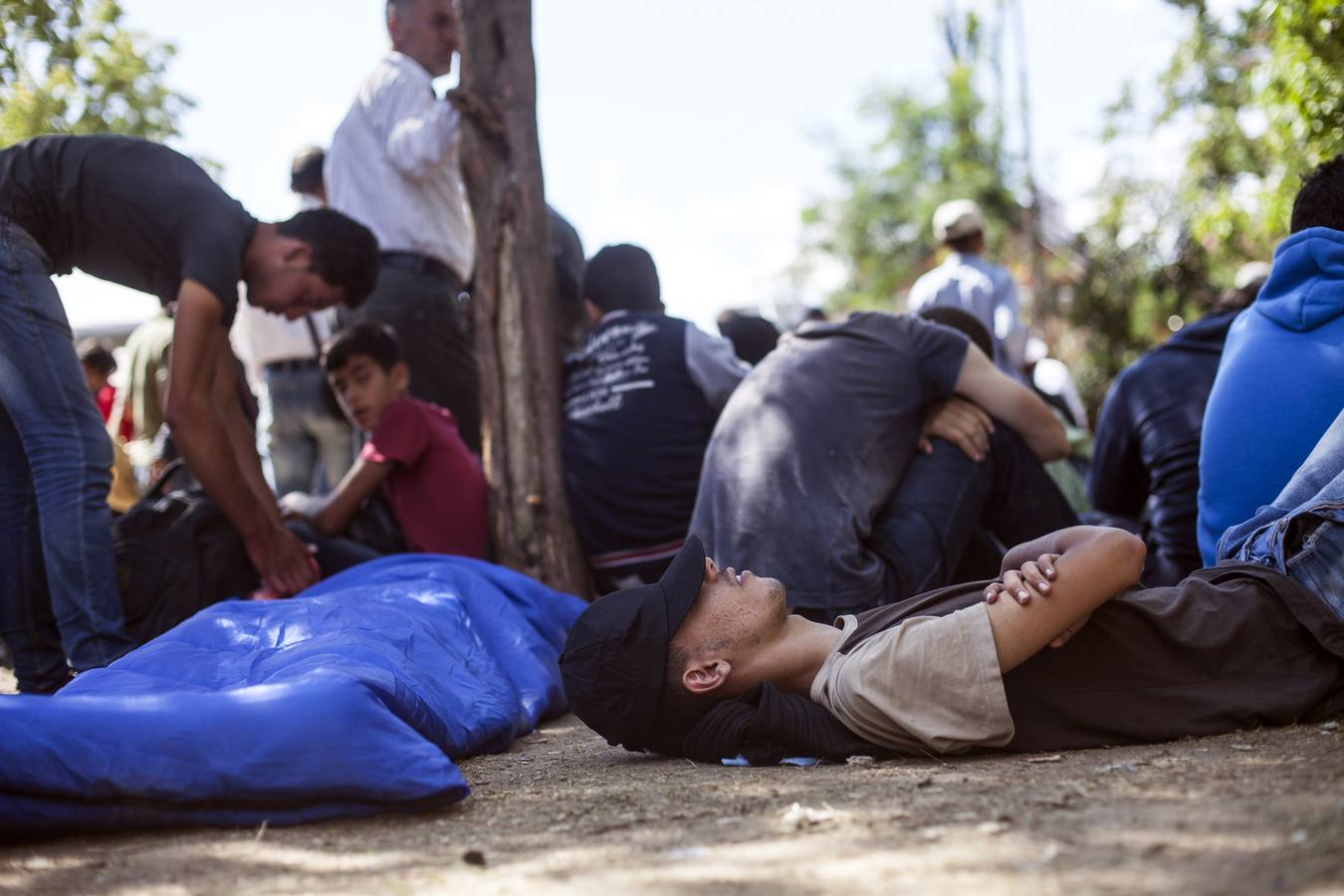 Macedonia deja entrar a cientos de migrantes agolpados en su frontera