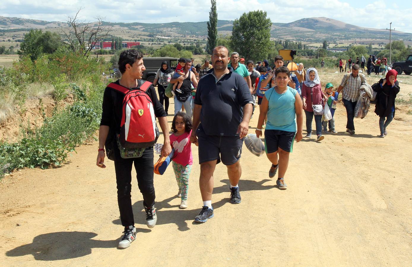 Macedonia deja entrar a cientos de migrantes agolpados en su frontera