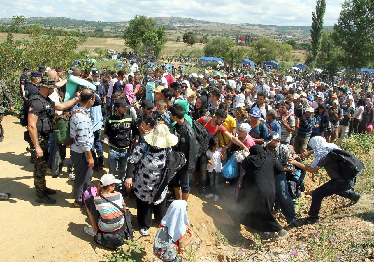 Macedonia deja entrar a cientos de migrantes agolpados en su frontera