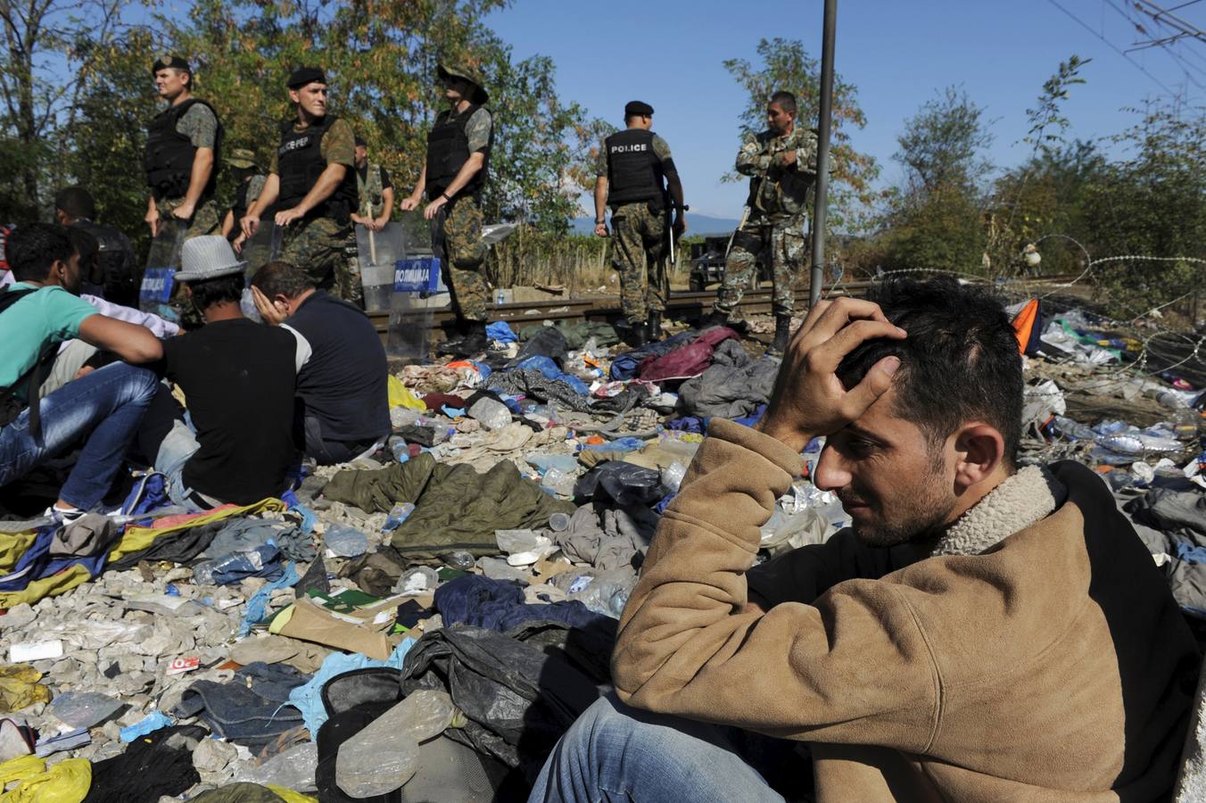 Macedonia deja entrar a cientos de migrantes agolpados en su frontera