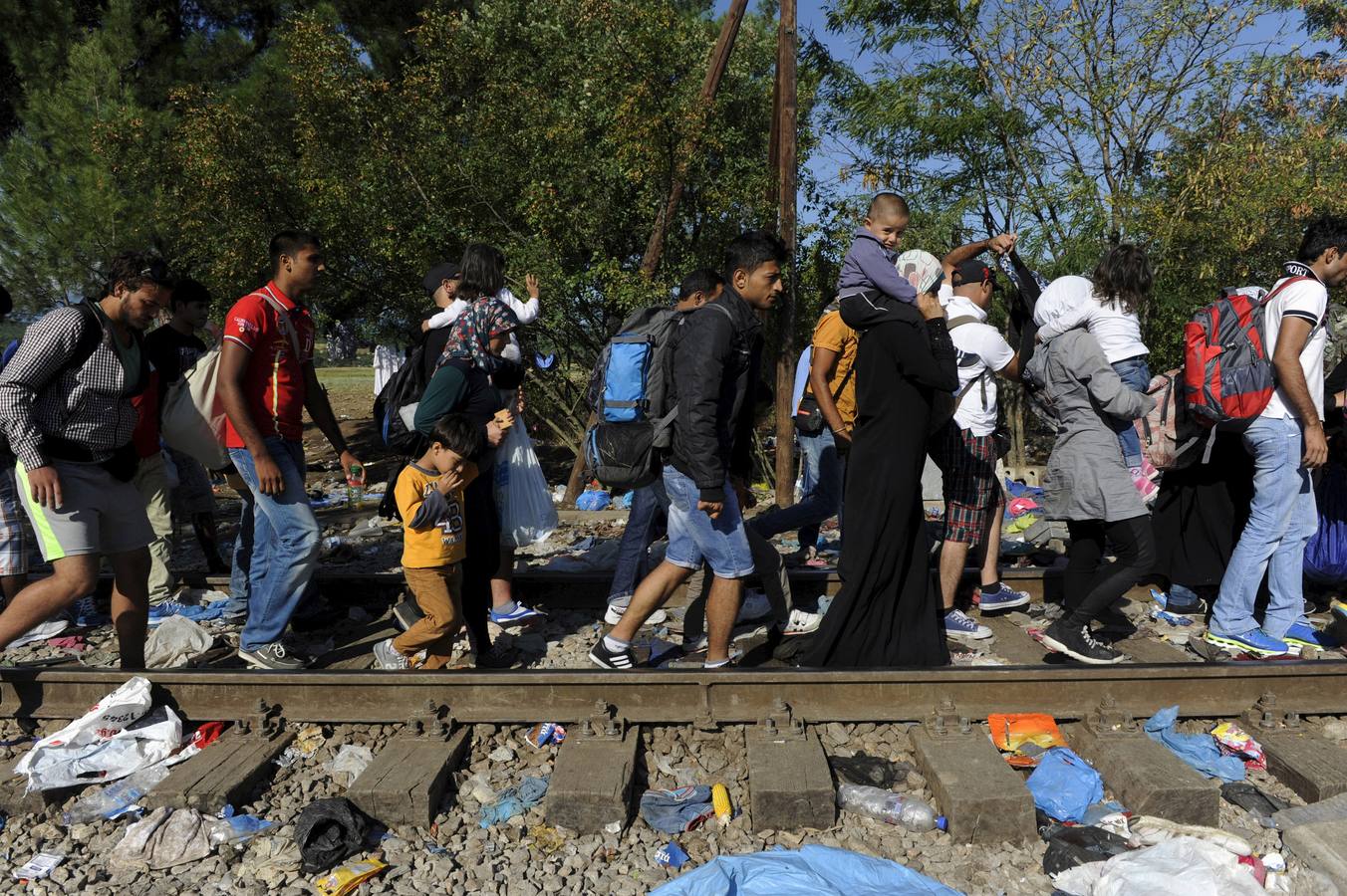 Macedonia deja entrar a cientos de migrantes agolpados en su frontera