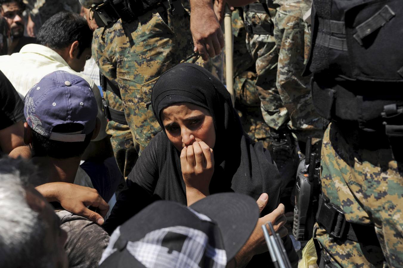 Macedonia deja entrar a cientos de migrantes agolpados en su frontera