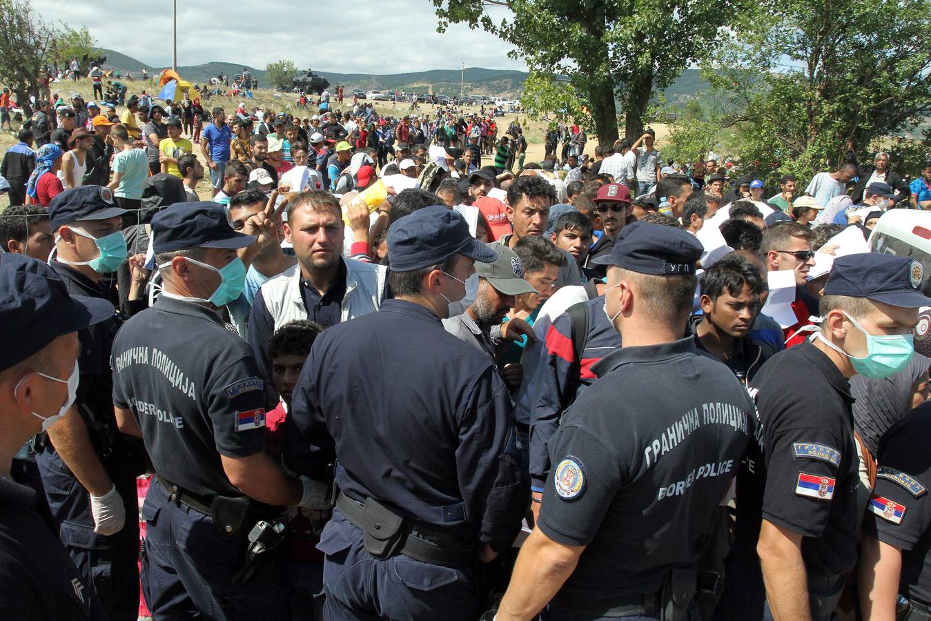 Macedonia deja entrar a cientos de migrantes agolpados en su frontera