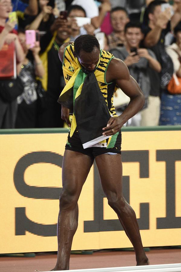 Usain Bolt arrasa en la final de 200