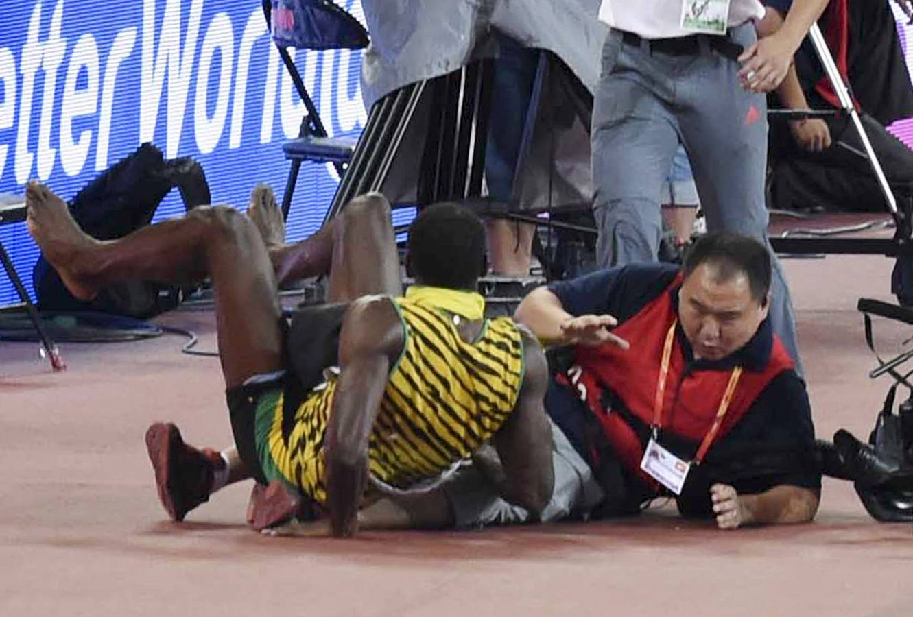 Usain Bolt arrasa en la final de 200
