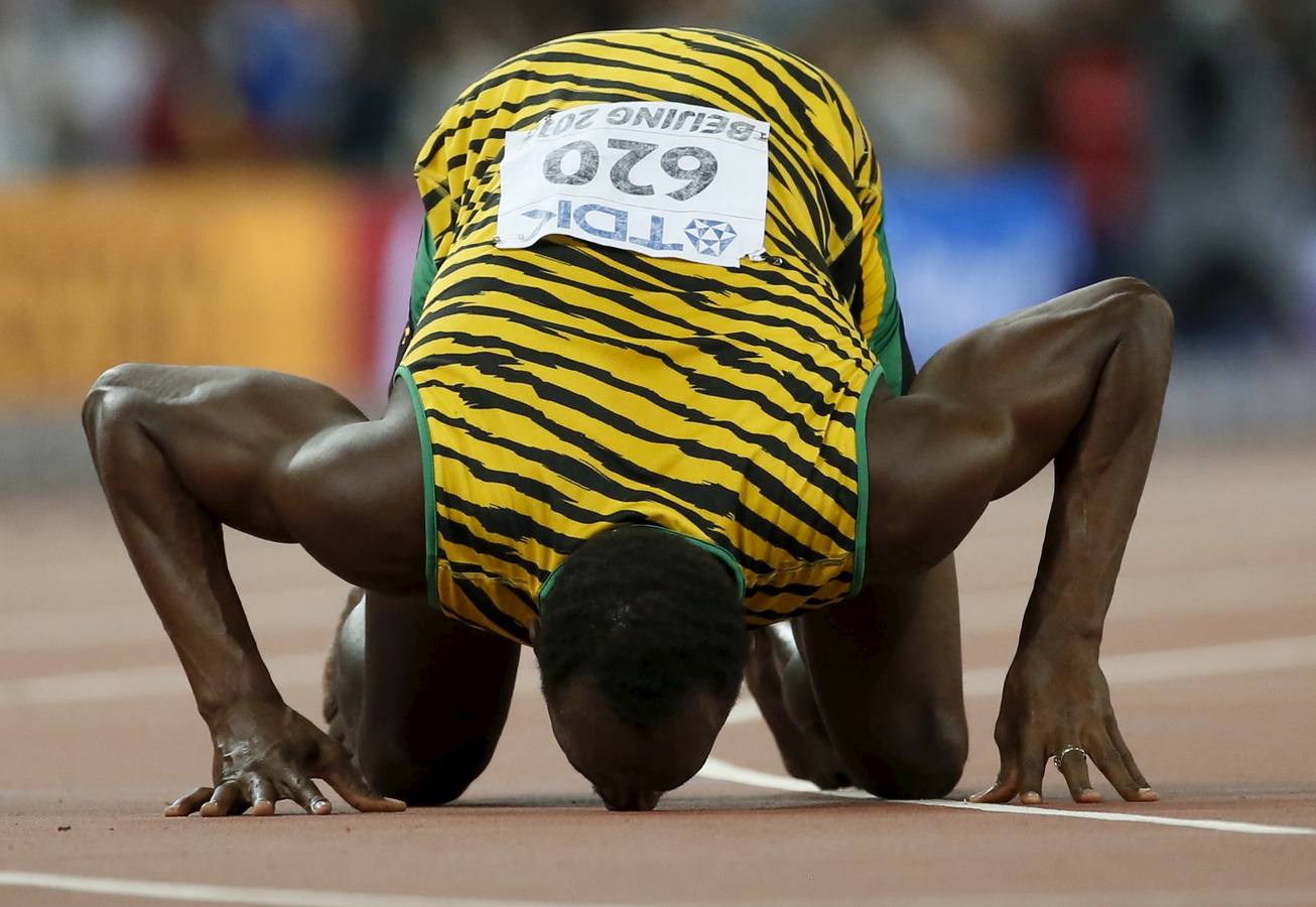 Usain Bolt arrasa en la final de 200