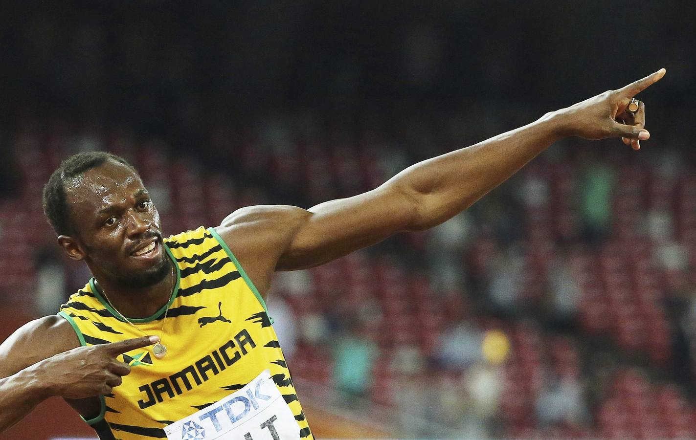 Usain Bolt arrasa en la final de 200