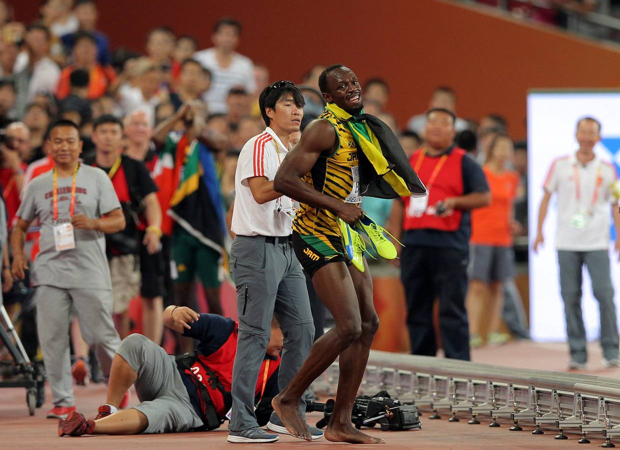 Usain Bolt arrasa en la final de 200