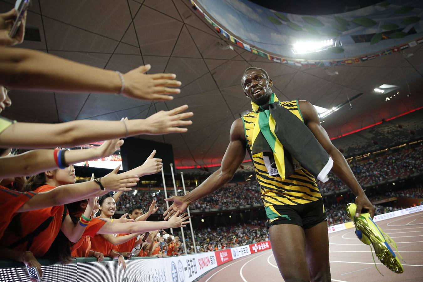 Usain Bolt arrasa en la final de 200
