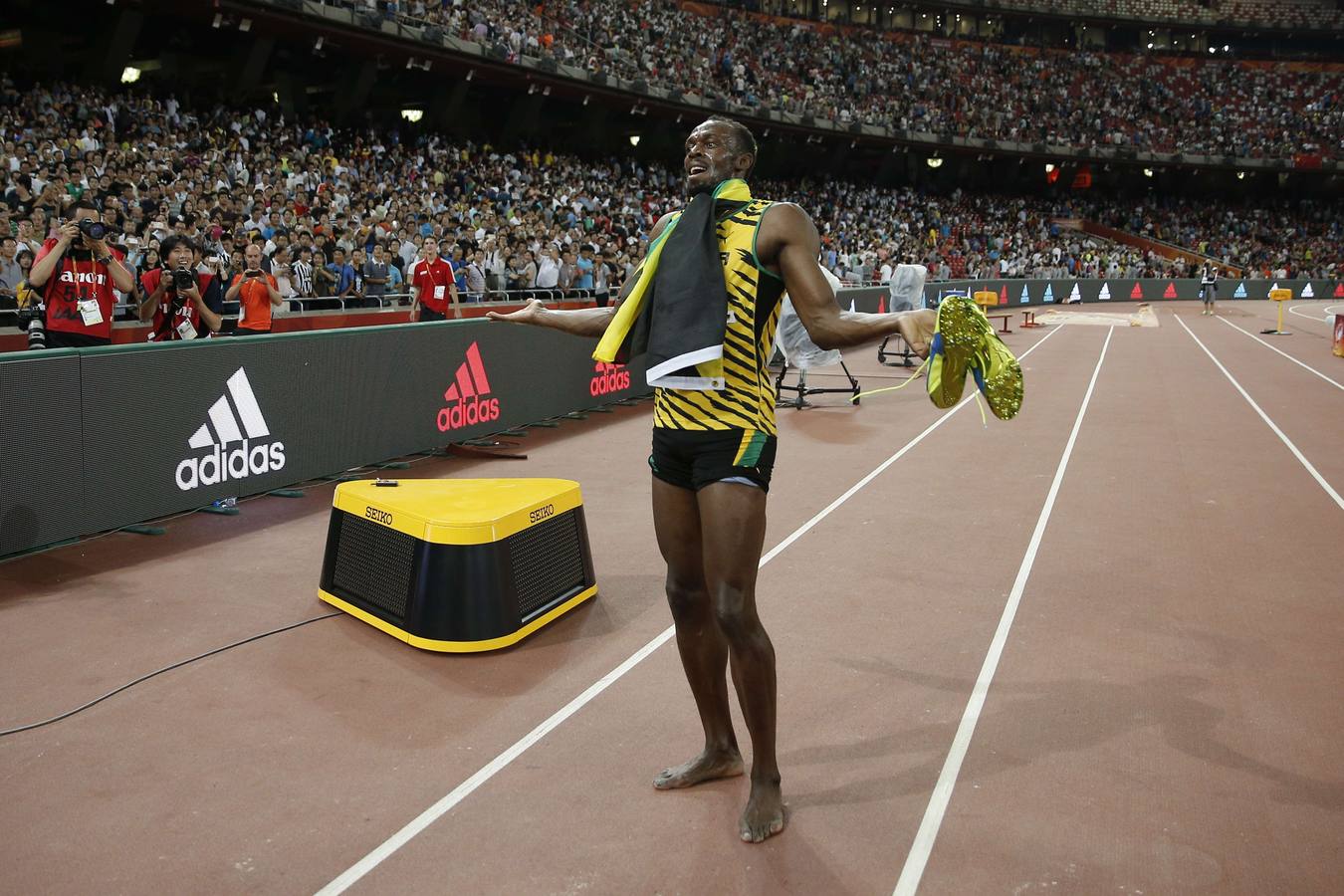 Usain Bolt arrasa en la final de 200