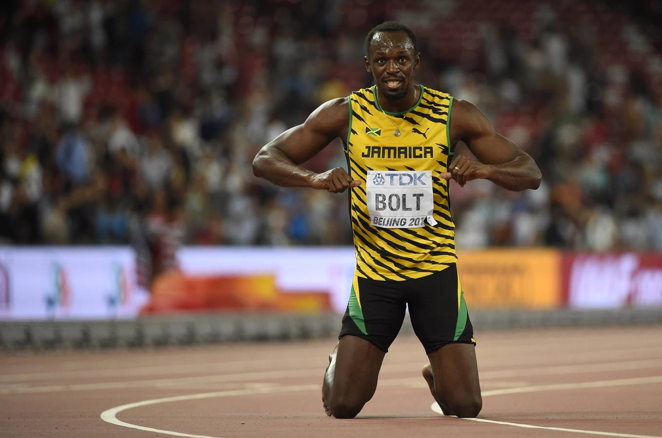 Usain Bolt arrasa en la final de 200