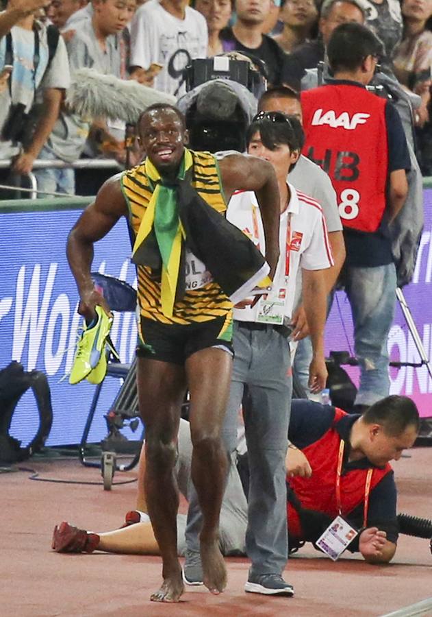 Usain Bolt arrasa en la final de 200