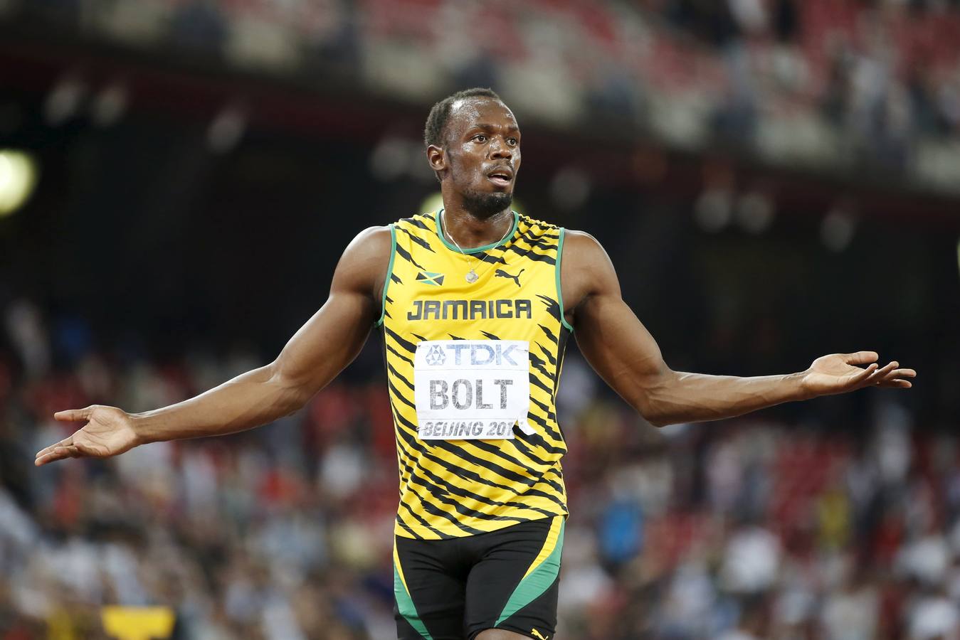 Usain Bolt arrasa en la final de 200