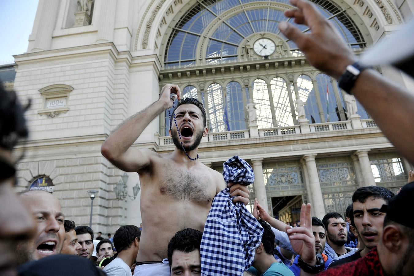 Hungría no deja entrar en la estación de tren de Budapest a los refugiados