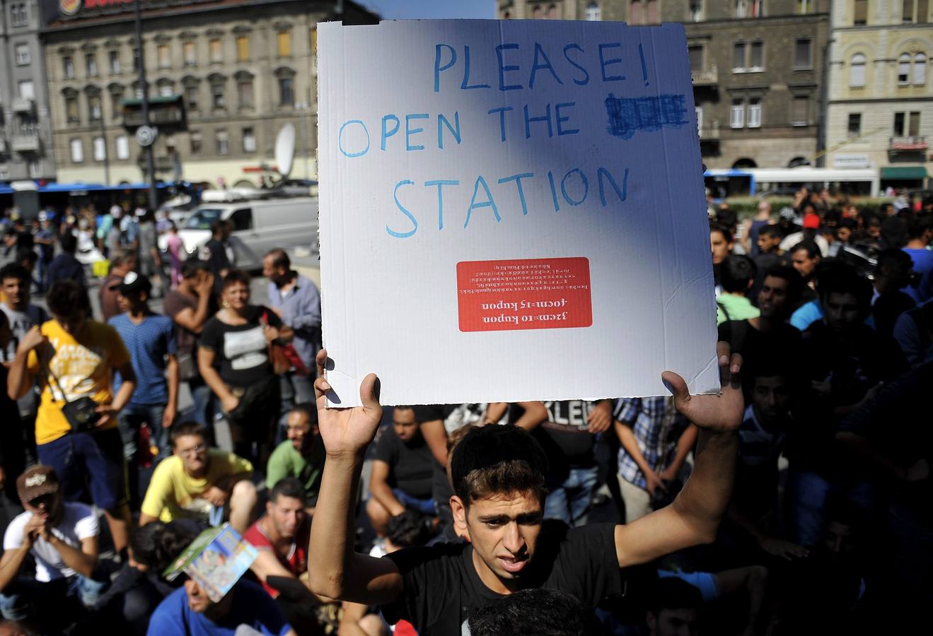 Hungría no deja entrar en la estación de tren de Budapest a los refugiados