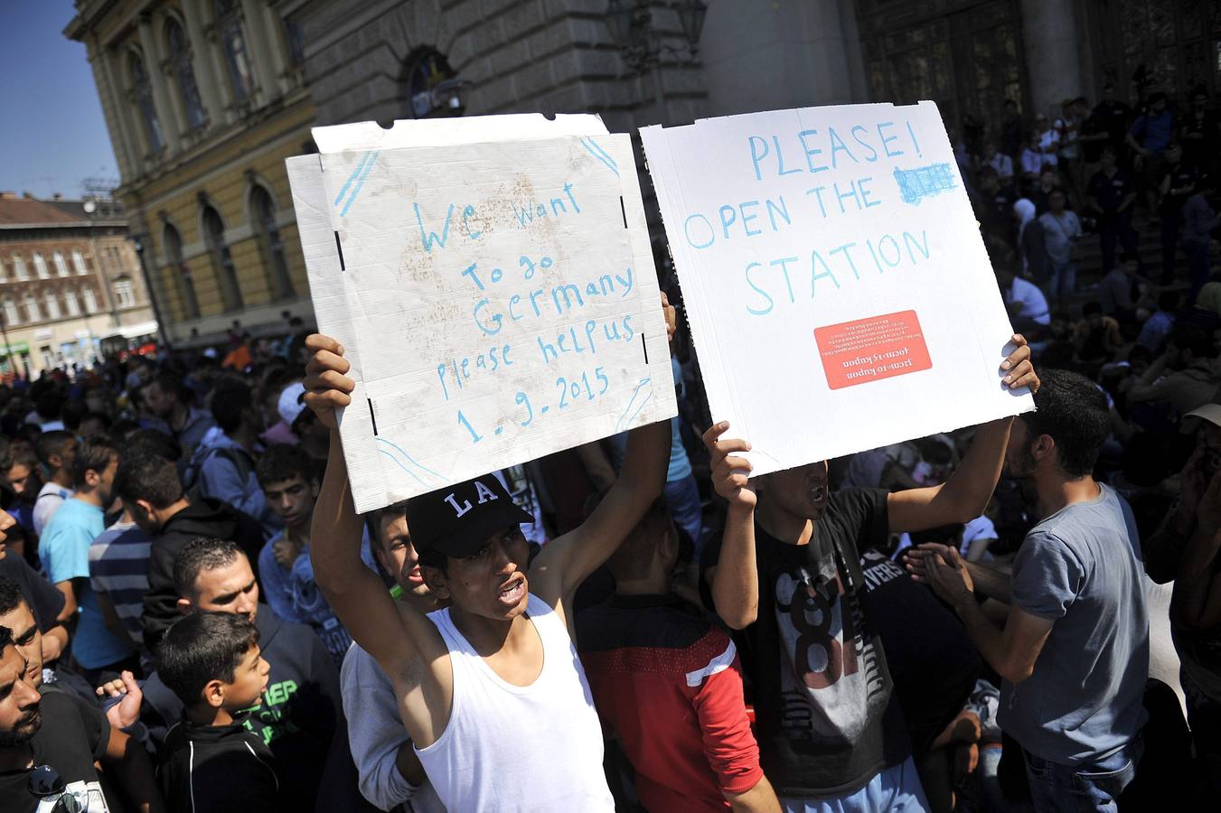 Hungría no deja entrar en la estación de tren de Budapest a los refugiados