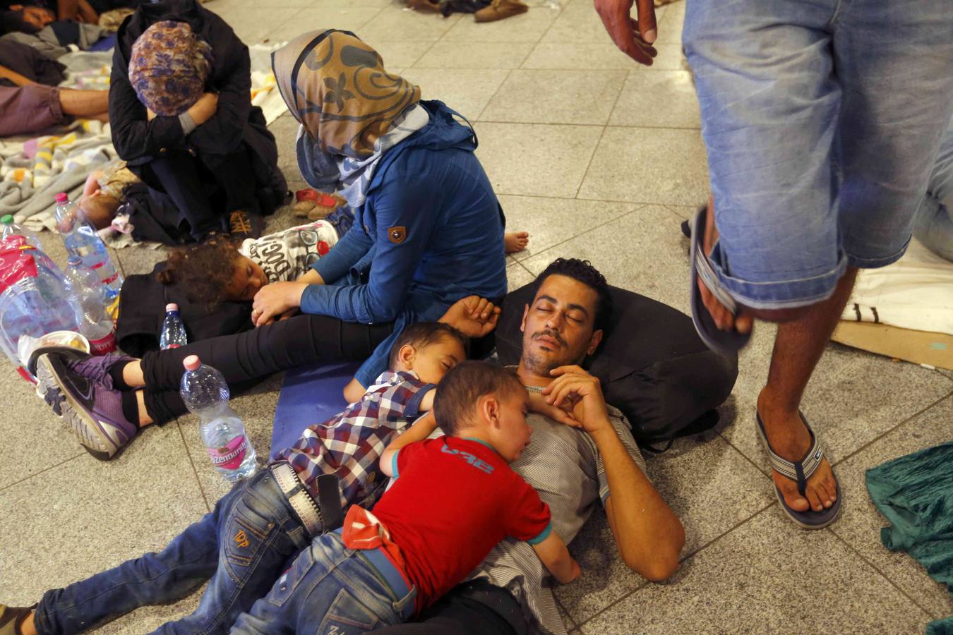 Hungría no deja entrar en la estación de tren de Budapest a los refugiados