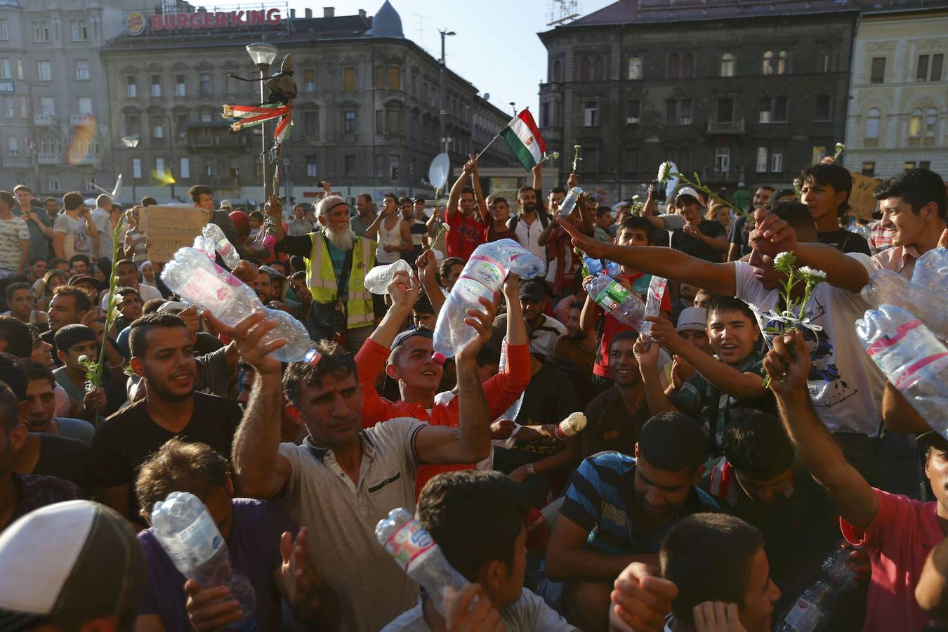 Hungría no deja entrar en la estación de tren de Budapest a los refugiados