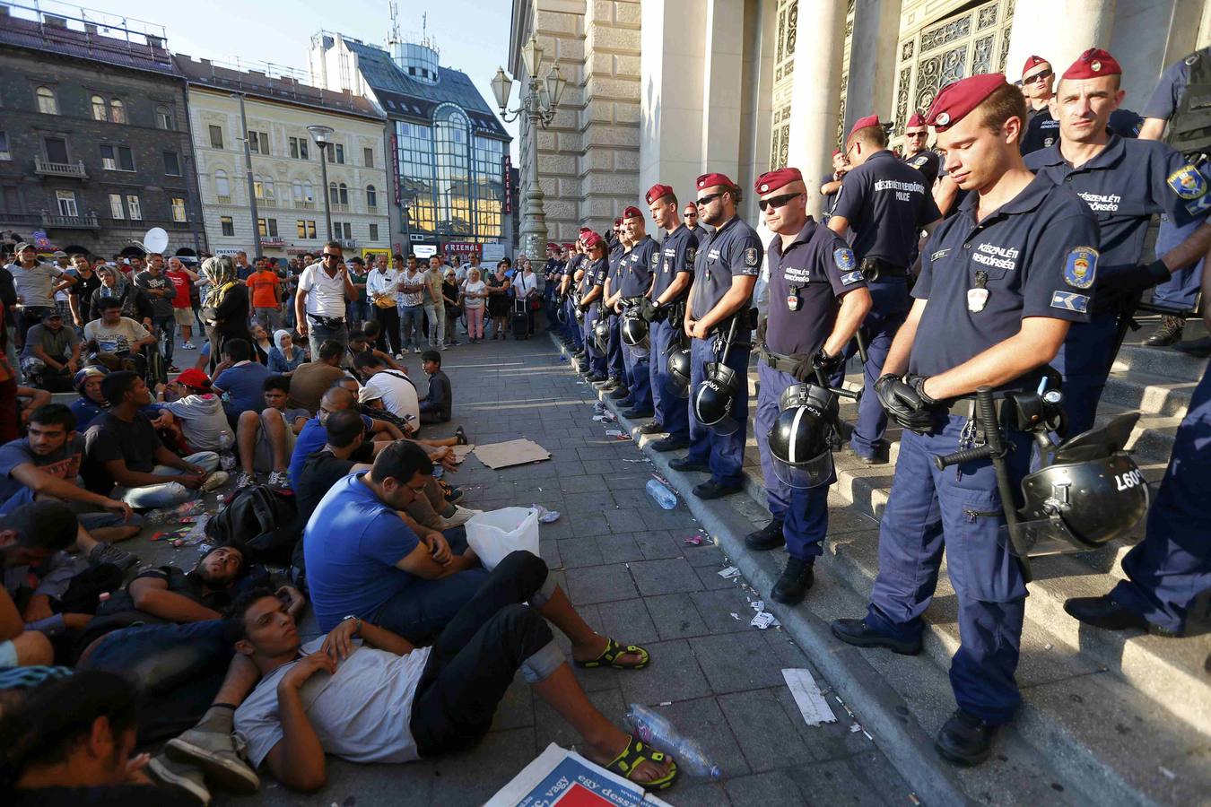 Hungría no deja entrar en la estación de tren de Budapest a los refugiados