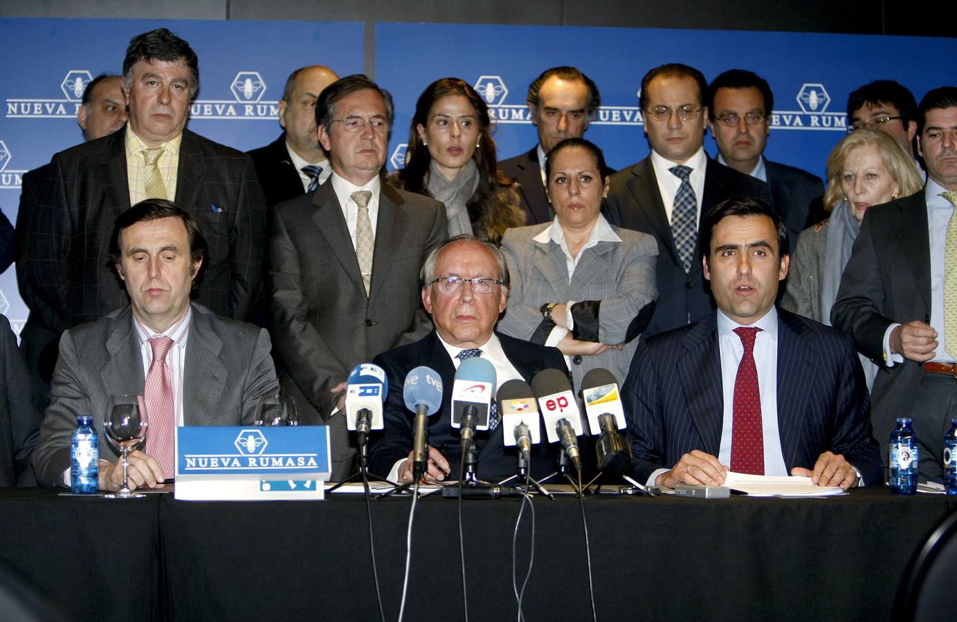 El patriarca de Nueva Rumasa, acompañado por algunos de sus hijos y personal de sus empresas, durante la rueda de prensa ofrecida en 2011 para anunciar que diez empresas de Nueva Rumasa entraban en concurso.