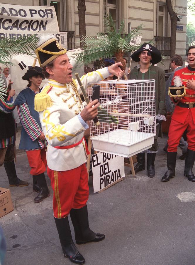 El empresario, con uno de los disfraces con los que logró protagonizar polémicas y portadas en su protesta contra la expropiación de Rumasa en 1992.