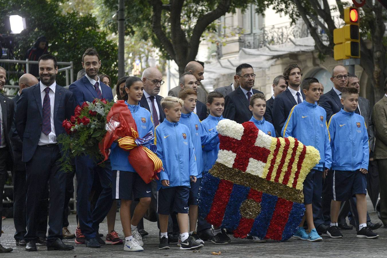 Ofrenda floral del Barcelona. El Barcelona, con su capitán Andrés Iniesta a la cabeza, han realizado la tradicional ofrenda floral ante el monumento de Rafael Casanova