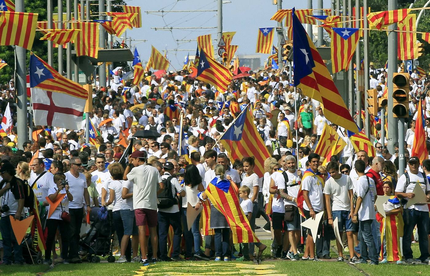 Manifestación Via Lliure. Manifestación Via Lliure convocada por las plataformas independentistas convocada en la avenida Meridiana de Barcelona a favor de la secesión, coincidiendo con la primera jornada de la campaña electoral de las elecciones catalanas del 27S.